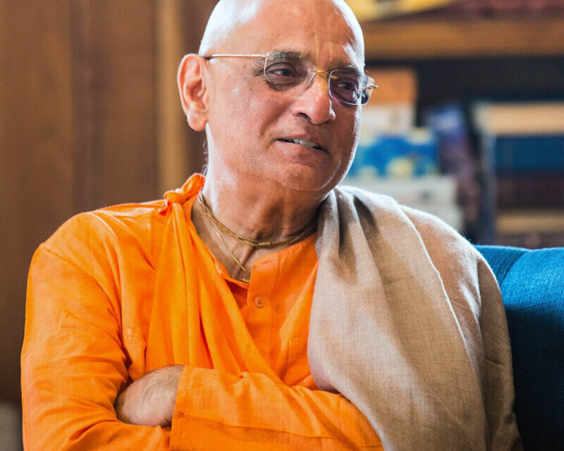 His Holiness Bhakti Charu Maharaja’s vapu on his way to Mayapur